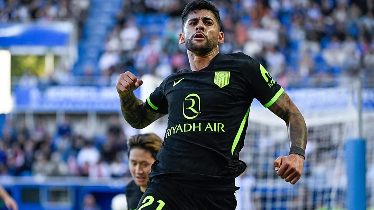Cristian Romero celebrates in Atlético Madrid's black away kit after scoring the winner against Alavés at Mendizorroza. Photo: Ángel Luis Menéndez/ABC