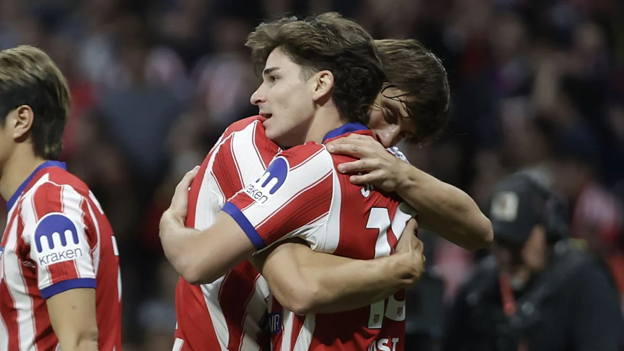 Atlético Madrid striker Julián Álvarez, in the red-and-white striped home shirt, embraces a team-mate after scoring against Deportivo at the Riyadh Air Metropolitano on 24 October 2026. Photo: EFE via ABC