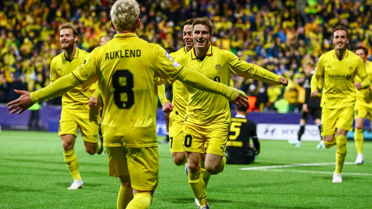 Bodø/Glimt players in their yellow home kit run to celebrate Fredrik Sjøvold's goal against Borussia Dortmund at Aspmyra Stadion, with Sondre Auklend (8) in the foreground. Photo: Terje Pedersen / NTB