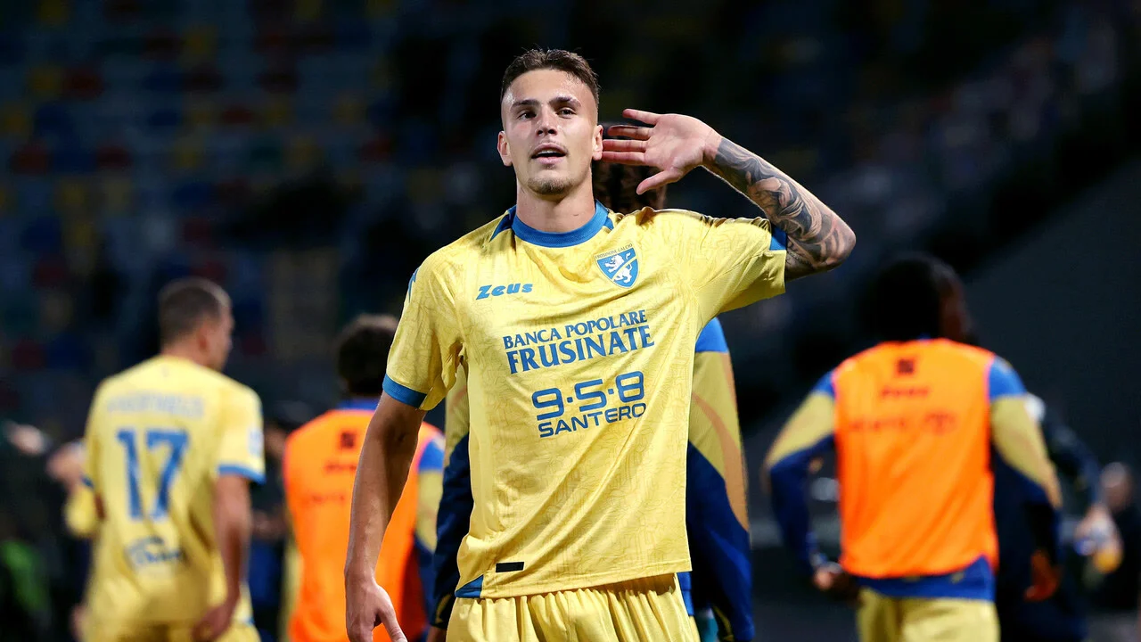 Antonio Raimondo cups his ear as he celebrates in Frosinone's yellow home kit during the 4-2 win over Sassuolo at the Stadio Benito Stirpe on 16 October 2026. Photo: ANSA