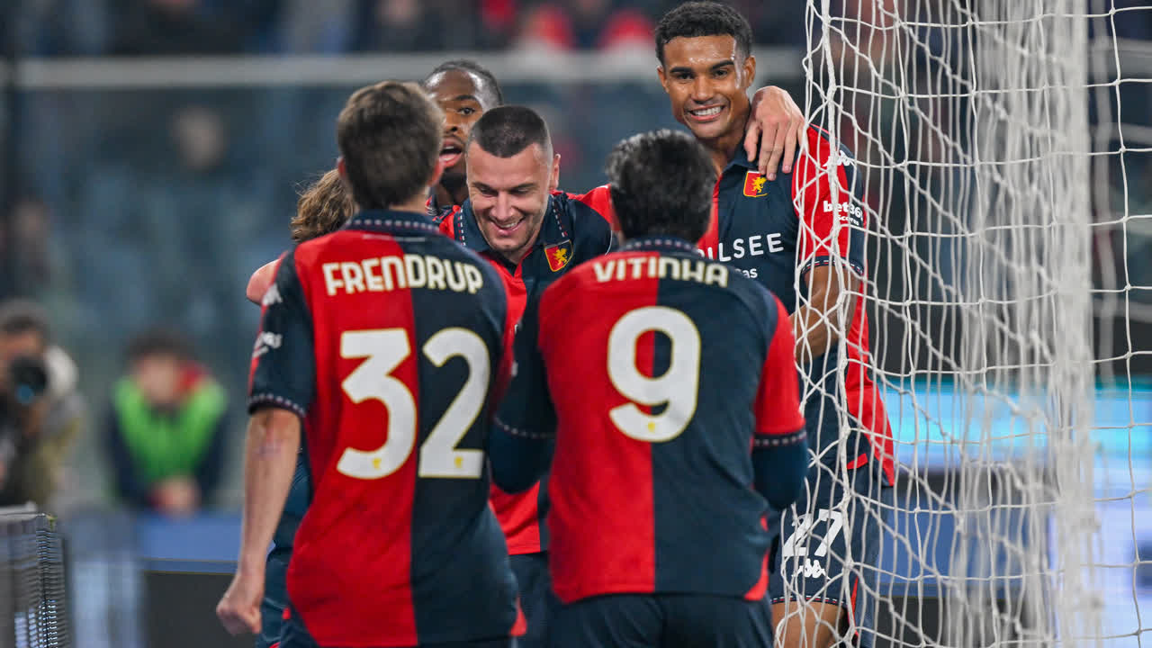 Genoa players celebrate a goal against Juventus at the Stadio Luigi Ferraris (Photo: Tano Pecoraro/LaPresse)
