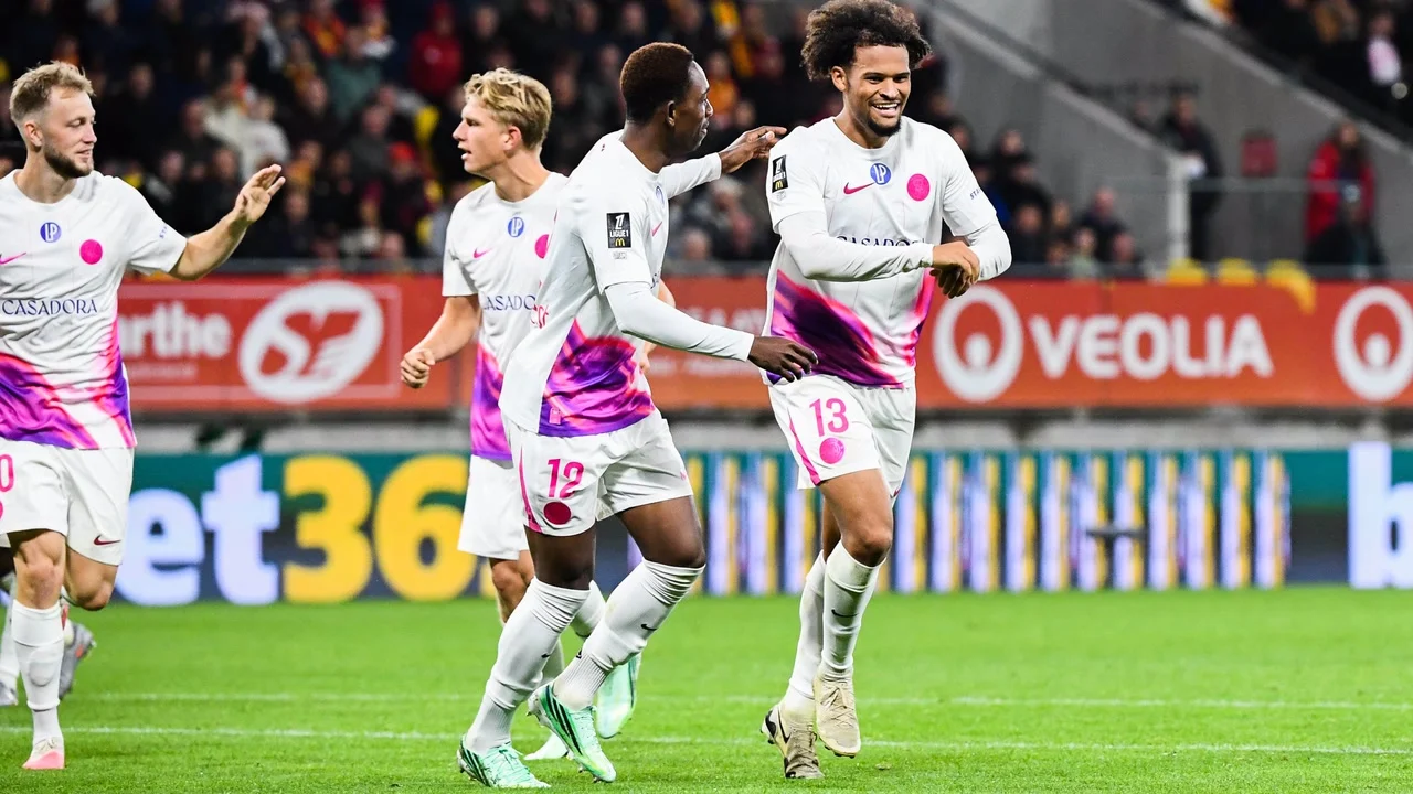 Toulouse's Jacen Russell-Rowe (13) smiles as he celebrates with team-mates, all in Toulouse's white and pink away kit, during the 3-0 win at Le Mans on 16 October 2026. Photo: foot01.com