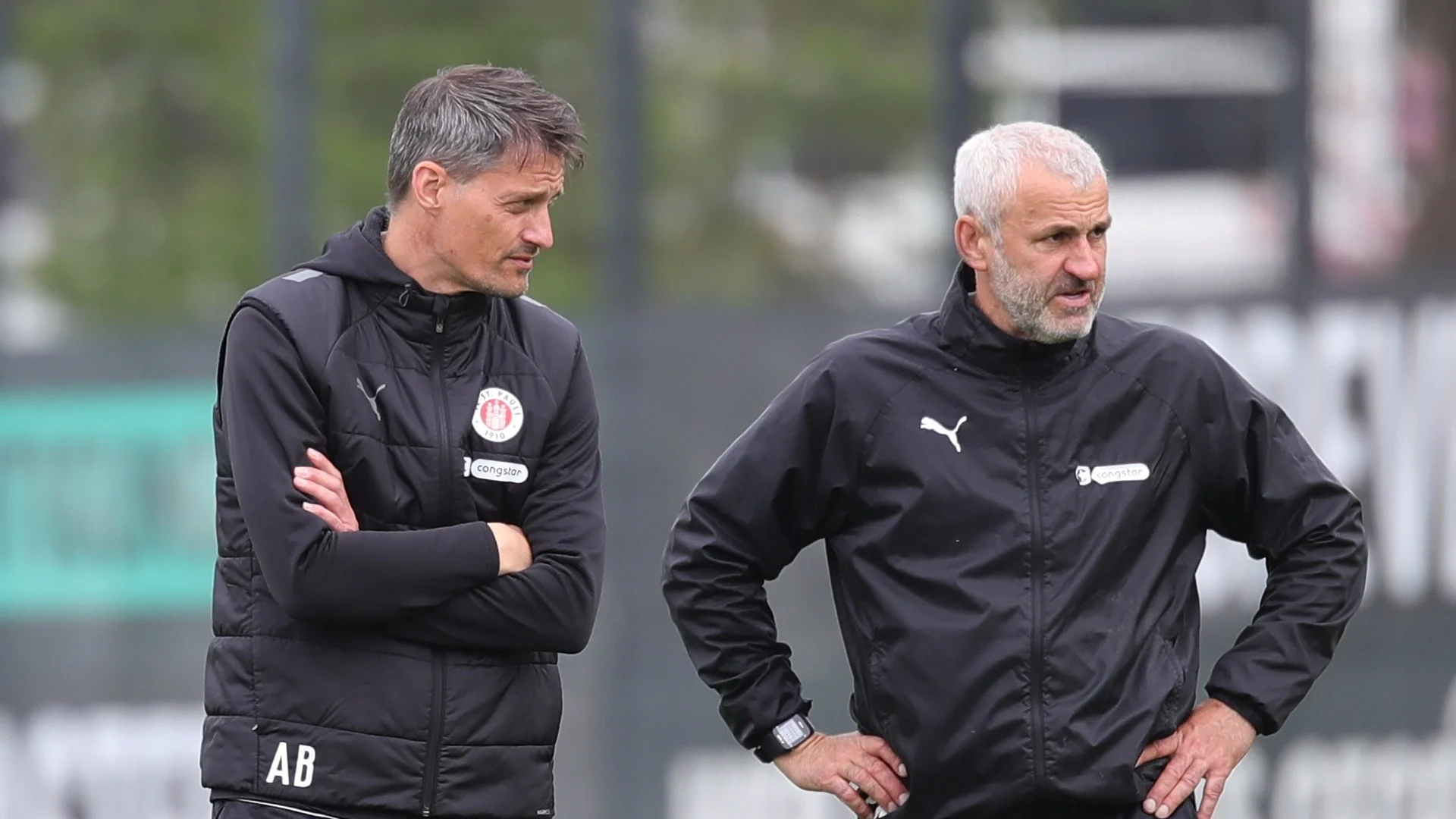 Alexander Blessin (left) in an FC St. Pauli training vest with assistant Peter Németh, April 2025