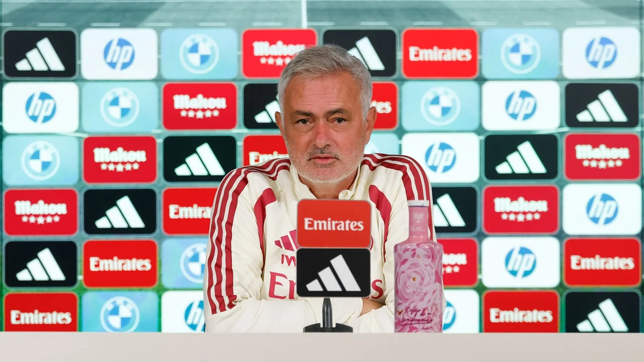 José Mourinho, in a white Real Madrid training top, speaking at his pre-match press conference at the club's training ground on 9 October 2026. Photo: Helios de la Rubia / Real Madrid