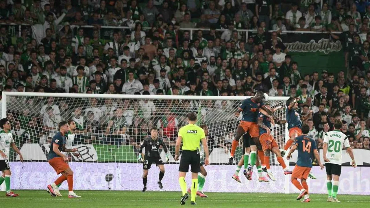 Aerial duel in the box during Racing de Santander vs Valencia at El Sardinero, with Racing goalkeeper Julen Agirrezabala and Sergio Canales watching as Valencia and Racing players contest a header. Photo: LOF Agency / Alamy / Profimedia
