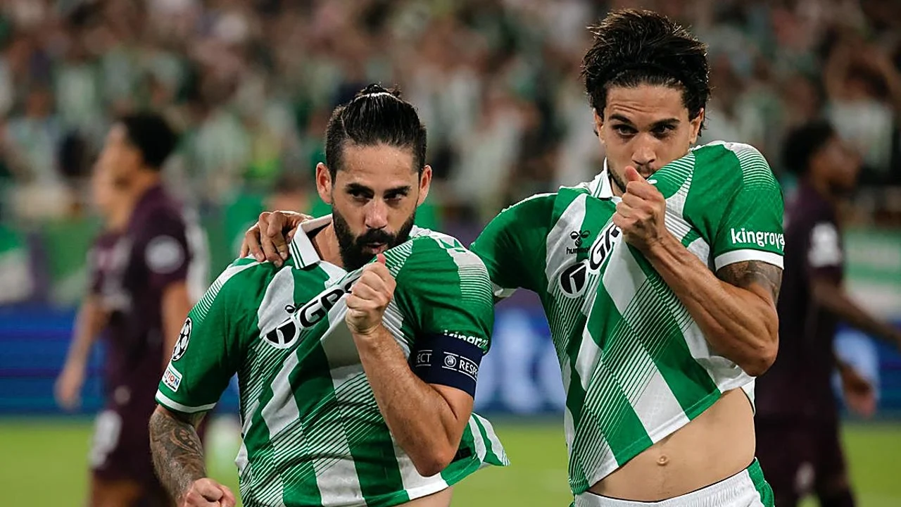 Isco, wearing the captain's armband, celebrates with a team-mate in Real Betis's green-and-white striped kit during the 3-2 win over Porto at La Cartuja. Photo: ABC Sevilla