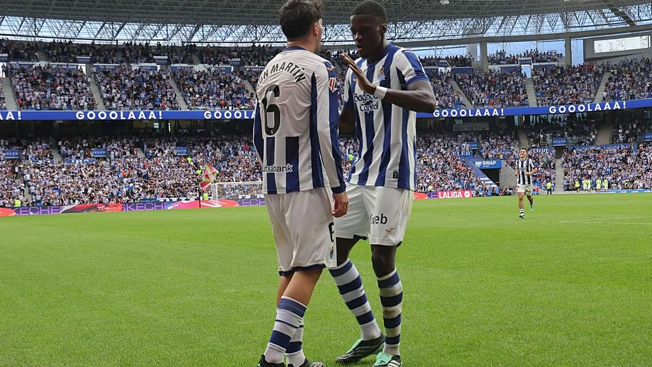 Jon Martín celebrates with Mamadou Sarr in Real Sociedad's blue-and-white striped kit after scoring against Deportivo at Anoeta. Photo: Jose Mari López / El Diario Vasco