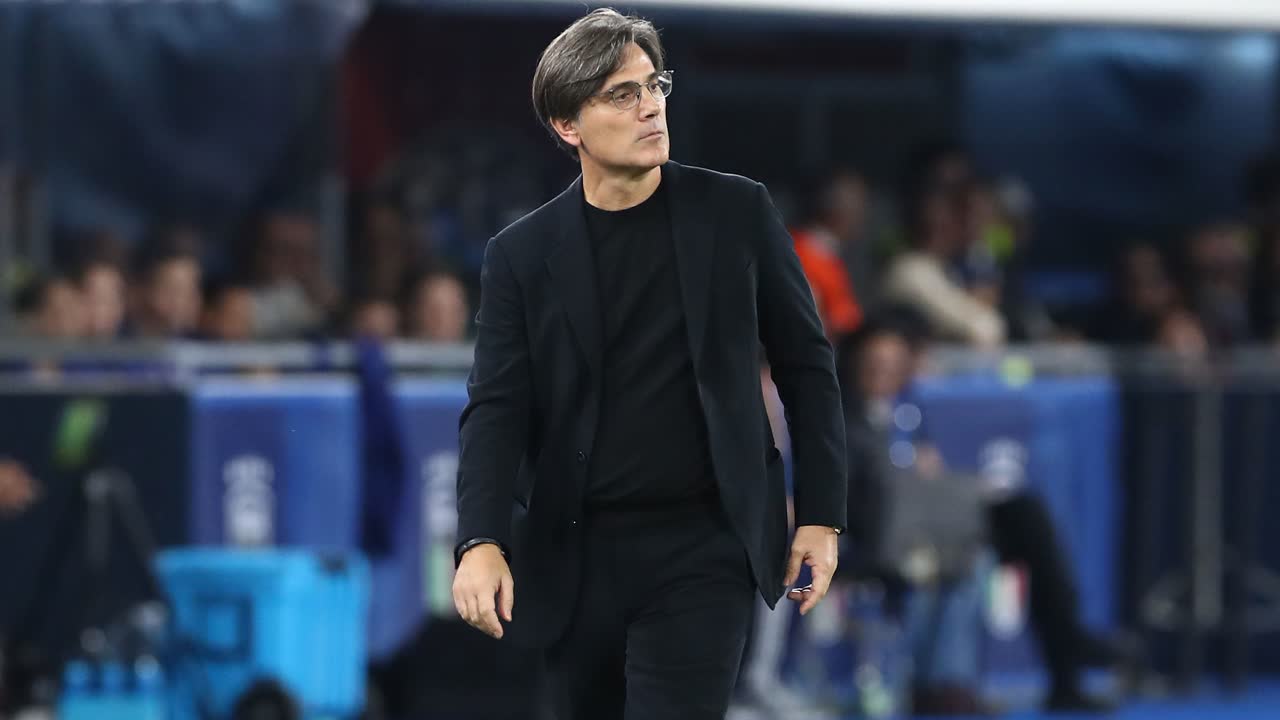 Vincenzo Montella on the touchline in a black blazer and glasses during a Türkiye match
