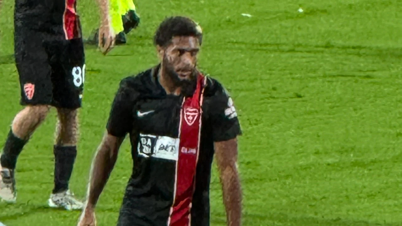 Monza striker Gustavo Varela, number 9, walks on the pitch in Monza's black and red 2026-27 kit during the Serie A win over Sassuolo on 18 September 2026, with a team-mate behind him. Photo: Nehme1499 / Wikimedia Commons, CC BY-SA 4.0