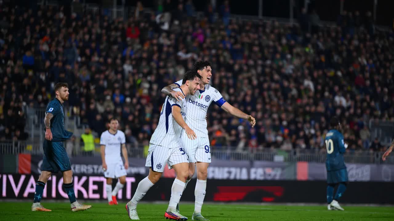 Inter's Alessandro Bastoni and Carlos Augusto celebrate at the Stadio Penzo against Venezia (Photo: Inter)